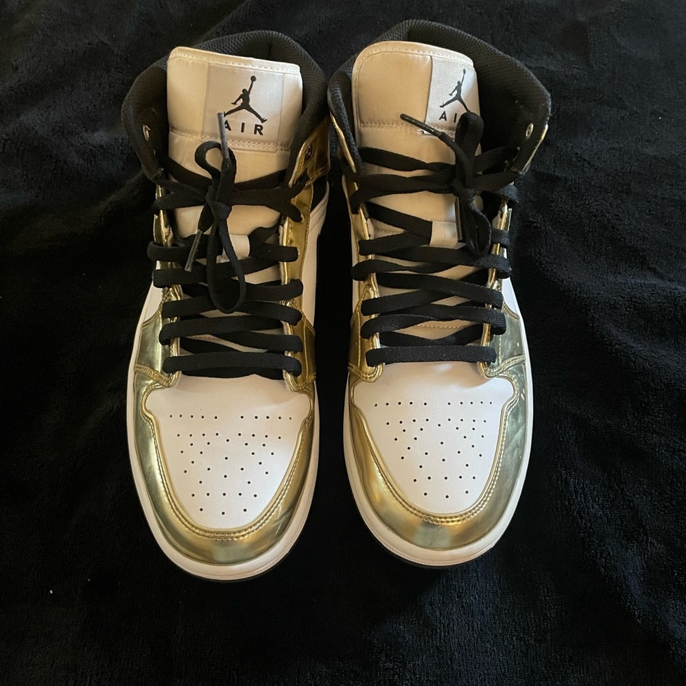 Jordan Retro 1 Metallic Gold White Black. Used Mens 9.5
